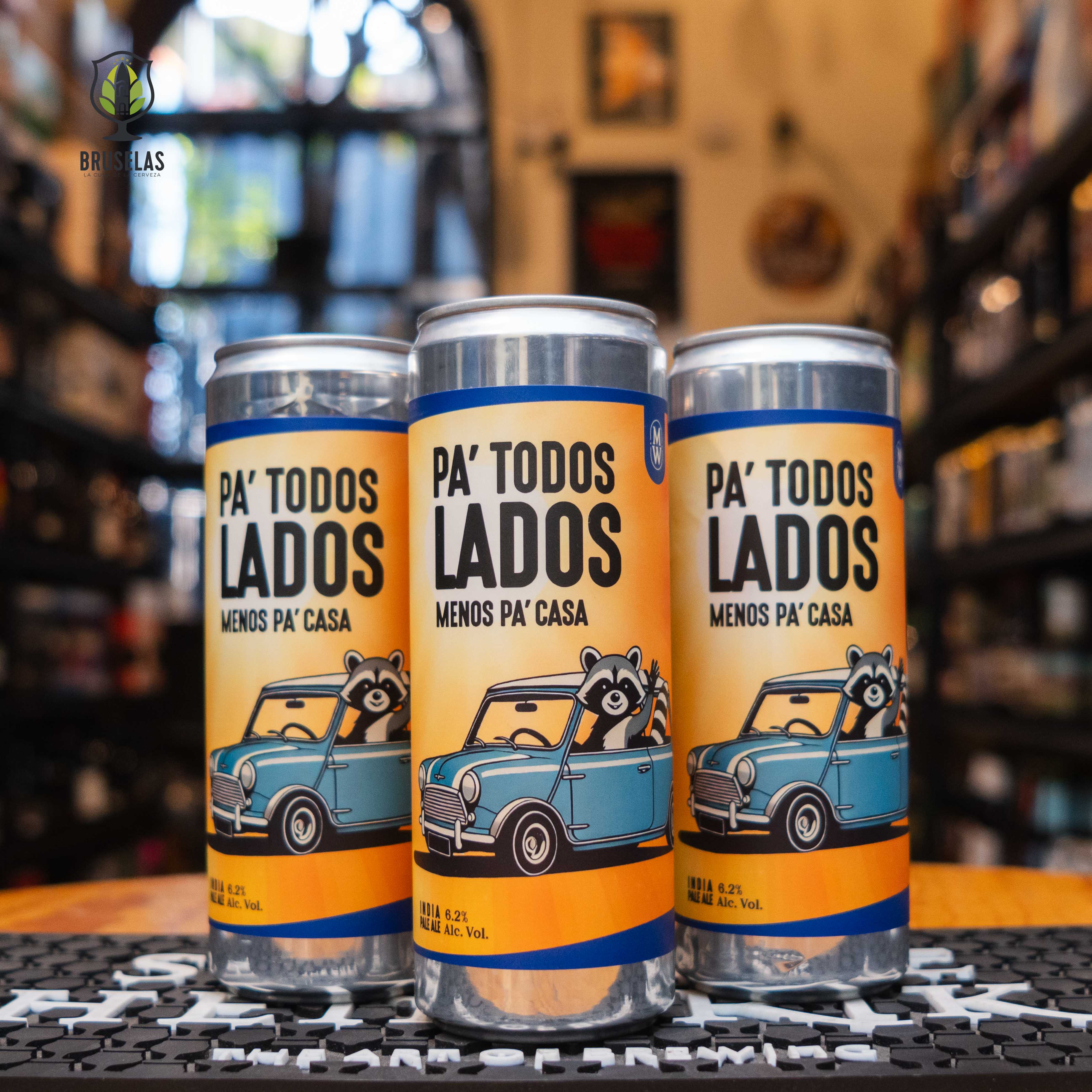 Monkey Waves Pa' Todos Lados Menos Pa' Casa, una IPA de 6.2% ABV con diseño divertido protagonizado por un mapache conduciendo. Cerveza turbia, jugosa y tropical, ideal para refrescarte con estilo.