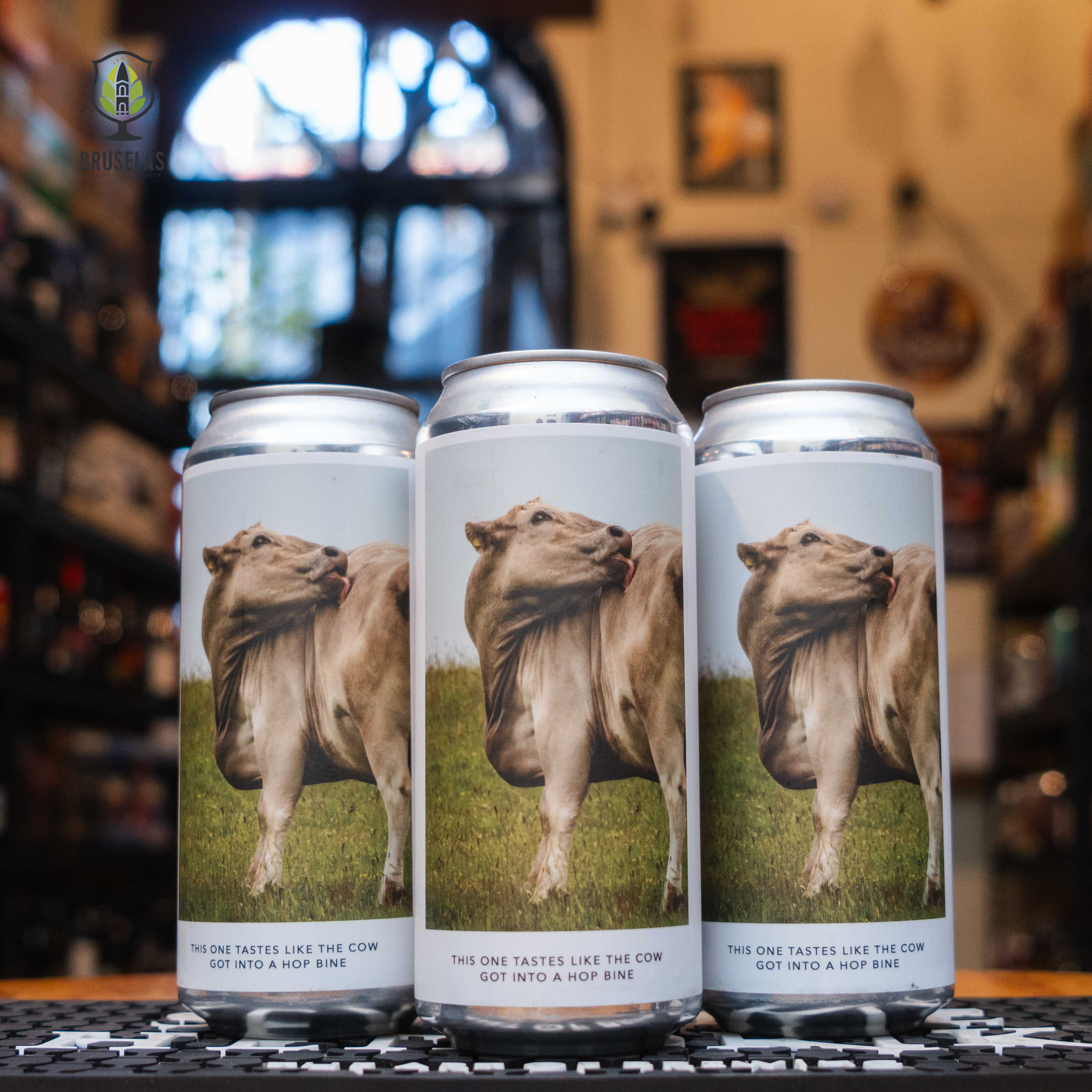 This One Tastes Like the Cow Got Into a Hop Bine' con un diseño moderno y llamativo, reflejando la creatividad y el carácter distintivo de esta Milkshake IPA.