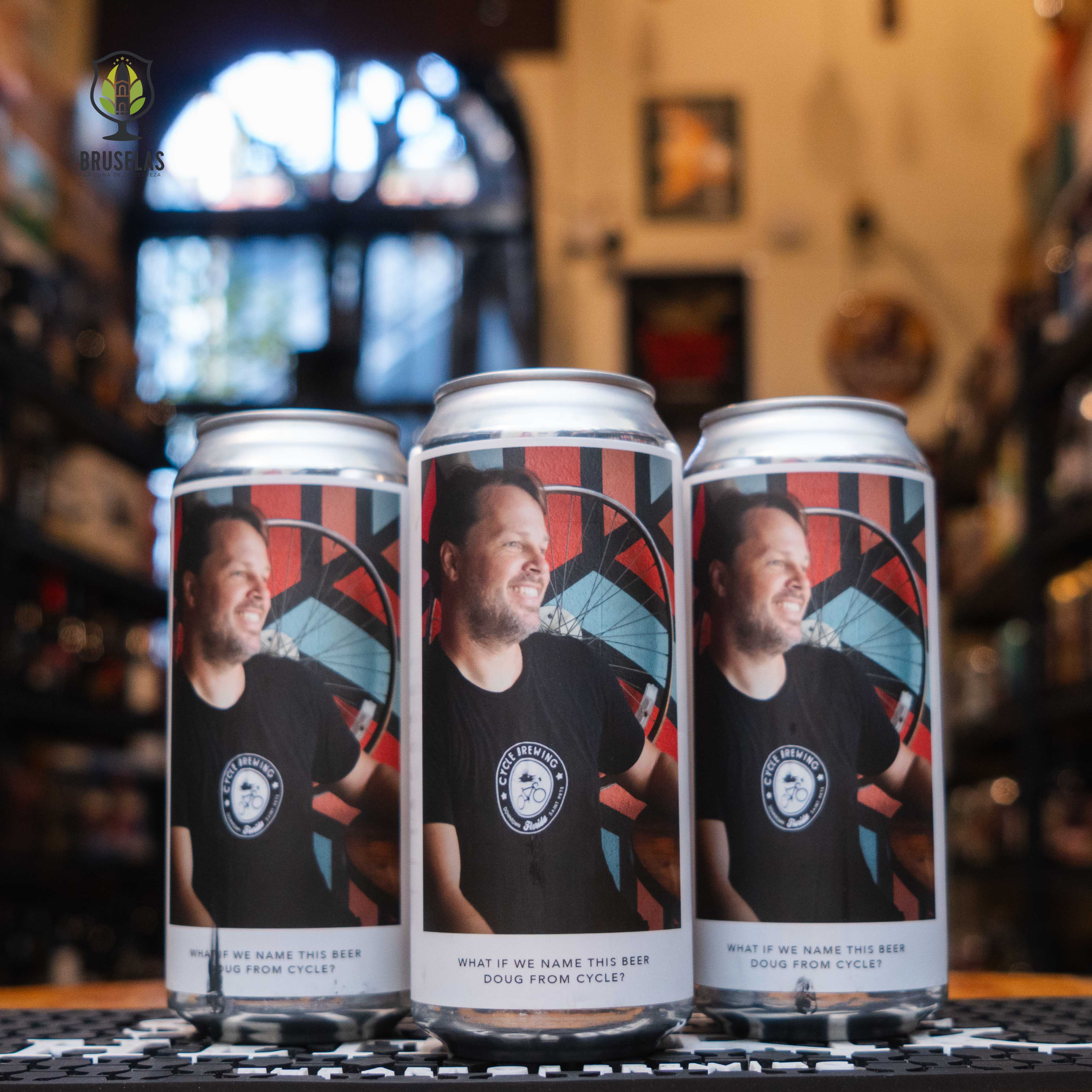 Latas de 'What If We Named This Beer Doug From Cycle?' con un diseño artístico y moderno, reflejando la creatividad y el carácter distintivo de esta colaboración entre Evil Twin Brewing NYC y Short Throw Brewing Co.