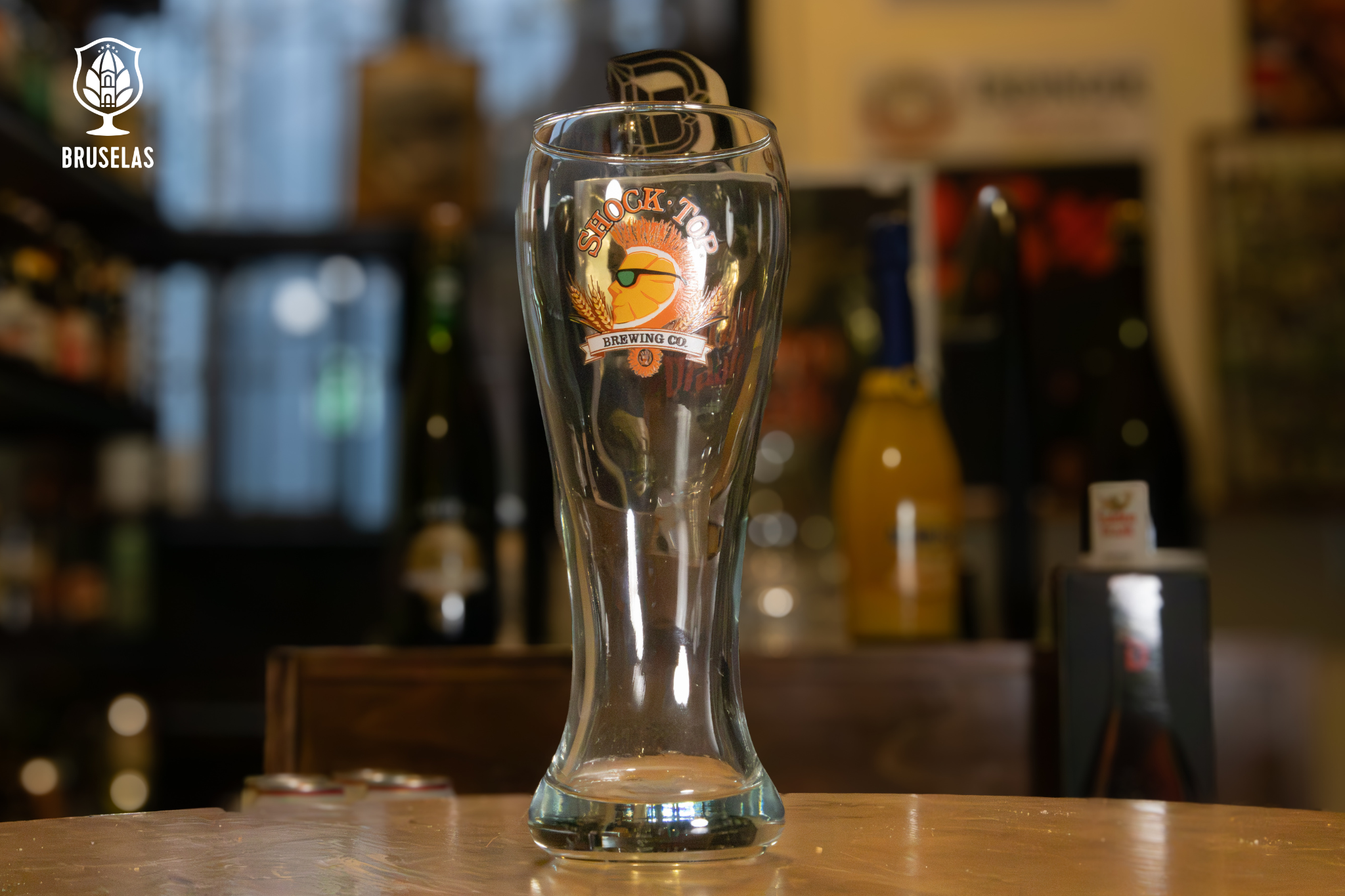 Vaso oficial Shock Top estilo Weizen curvilíneo con capacidad de 400 ml.
Muestra a todo color el icónico logotipo de la rodaja de naranja con gafas de sol.