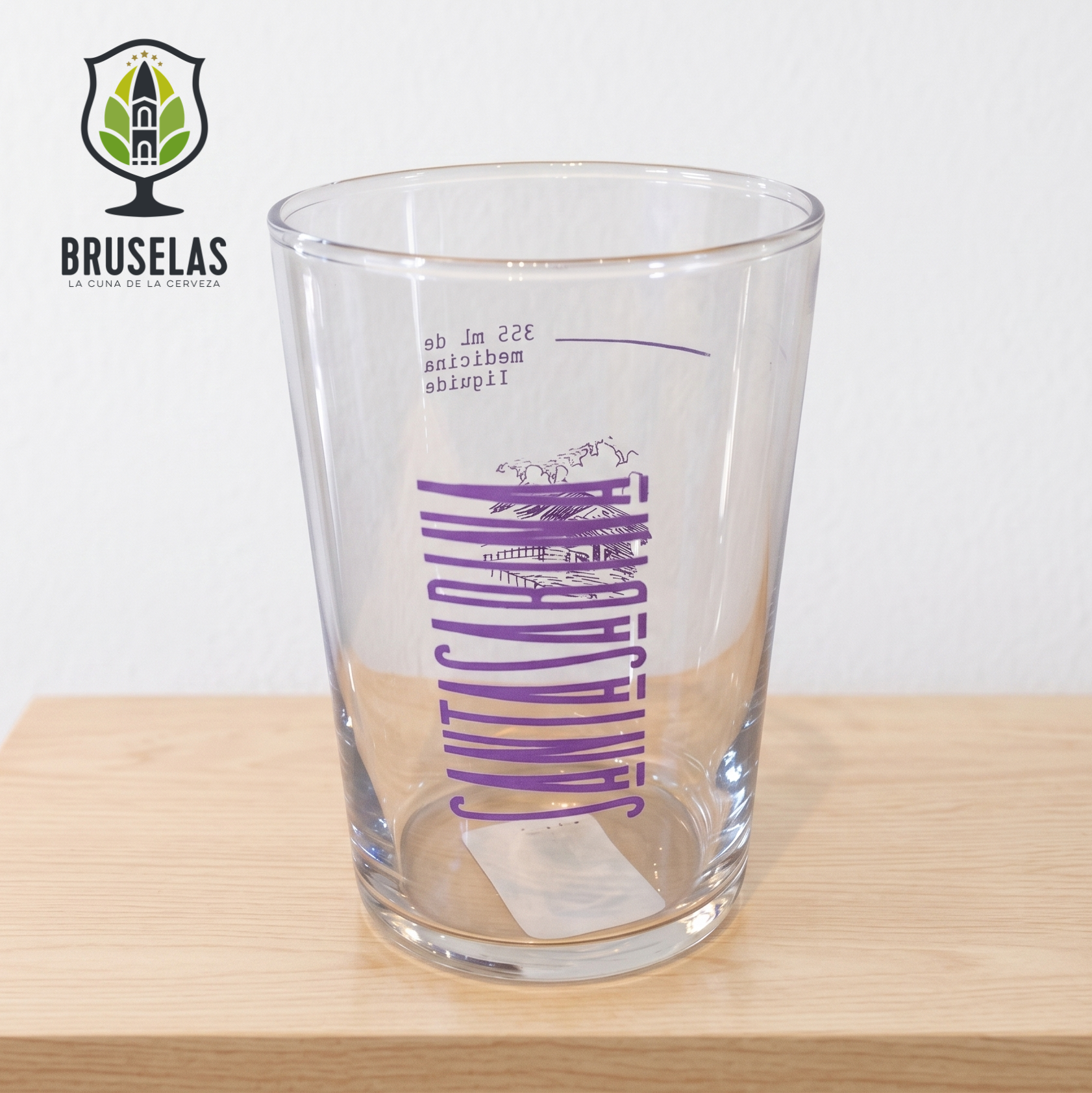 Vaso oficial de Cervecería Santa Sabina de diseño cilíndrico recto con capacidad de 355 ml.
Destaca por sus gráficos en color morado con el logotipo de la marca y la marca de aforo "355 mL de medicina líquida".