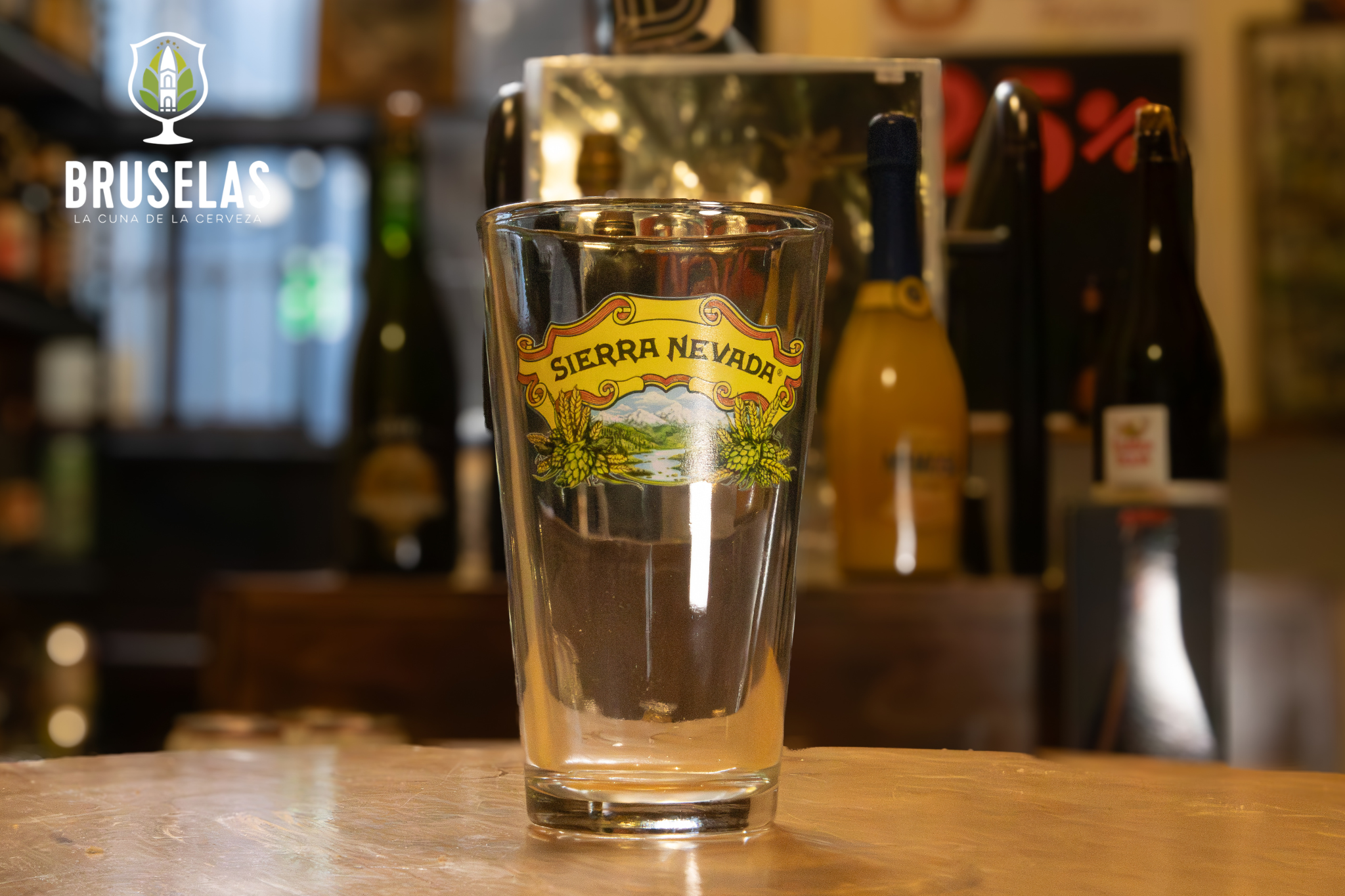 Vaso oficial Sierra Nevada estilo Shaker Pint con capacidad de 355 ml.
Muestra a todo color el legendario logotipo de la marca con paisajes montañosos y lúpulos.