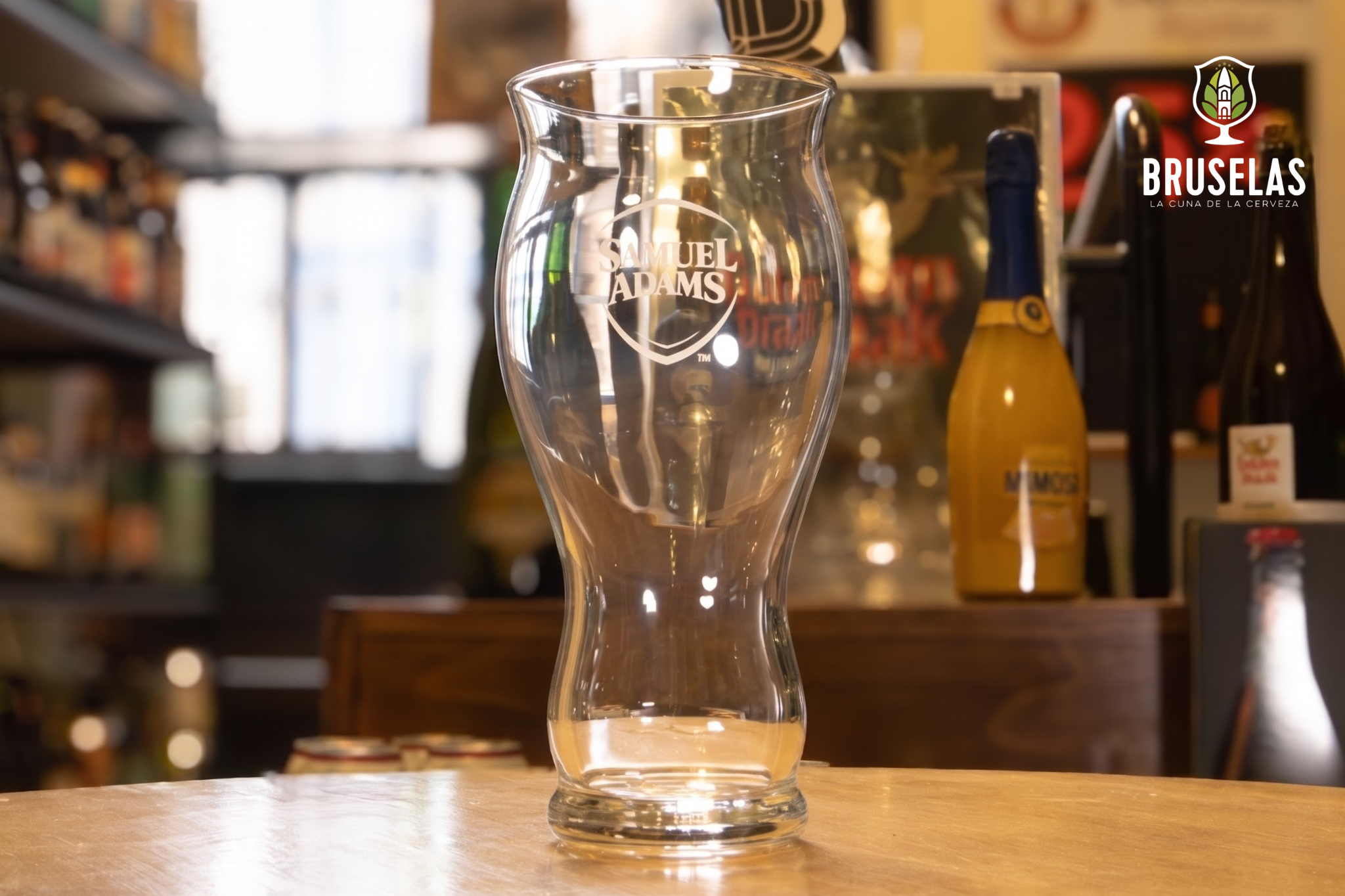 Vaso oficial Samuel Adams estilo Craft Master con capacidad de 350 ml.
Muestra el escudo clásico de la marca en un diseño compacto y transparente.