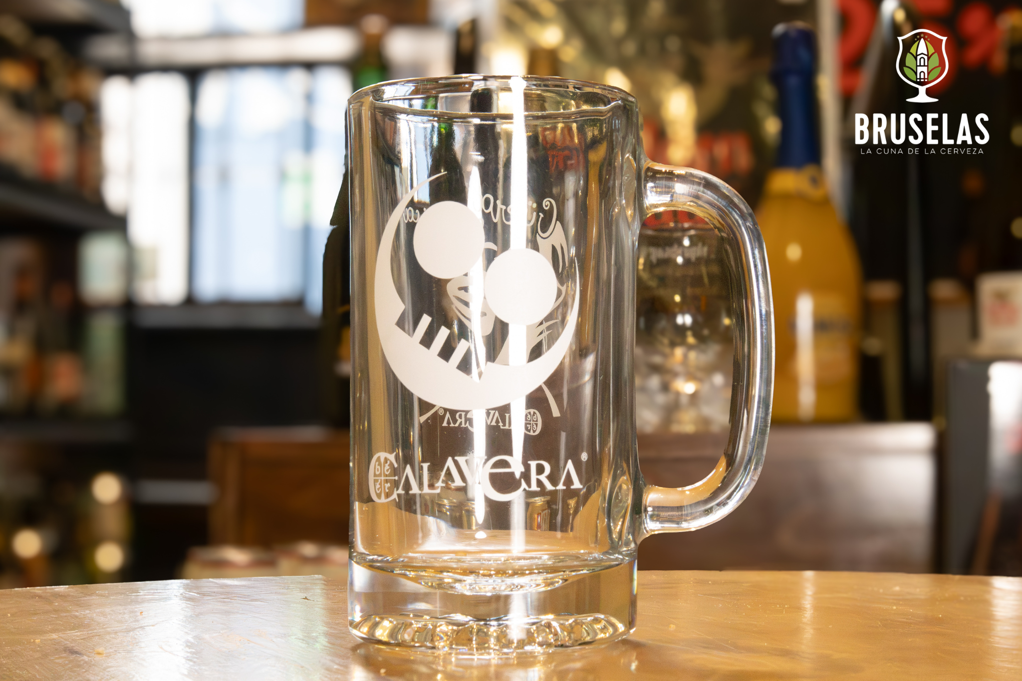 Tarro oficial de vidrio grueso de Cervecería Calavera con capacidad de 400 ml.
Muestra el icónico logotipo de la calavera y un diseño retro-espacial de su cerveza Güera Galáctica.