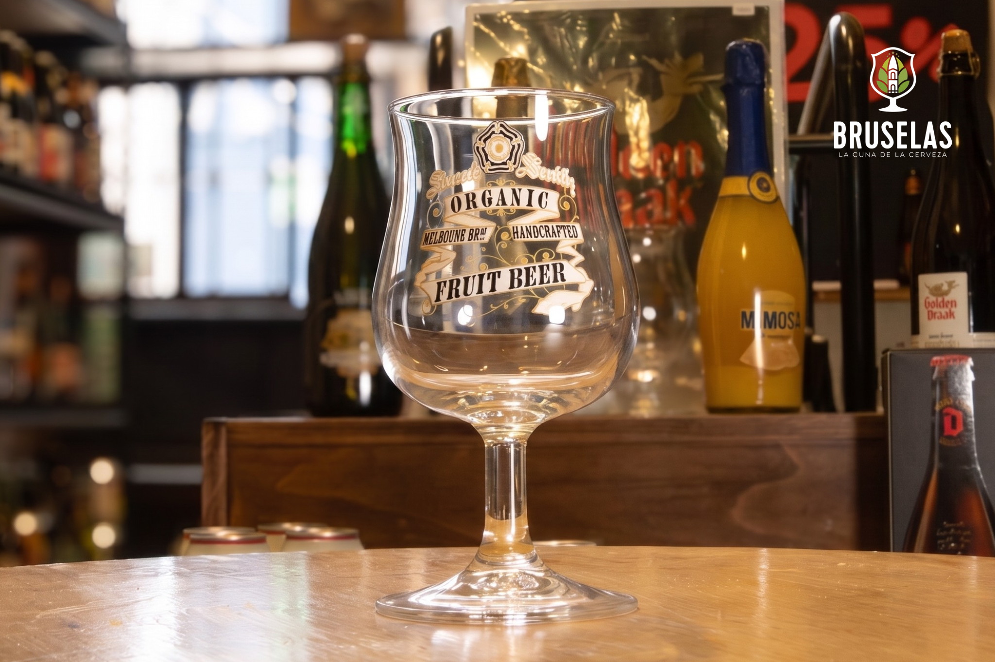 Copa oficial Samuel Smith Organic Fruit Beer con tallo y capacidad de 300 ml.
Muestra a todo color la icónica rosa blanca y el diseño clásico de sus cervezas orgánicas.