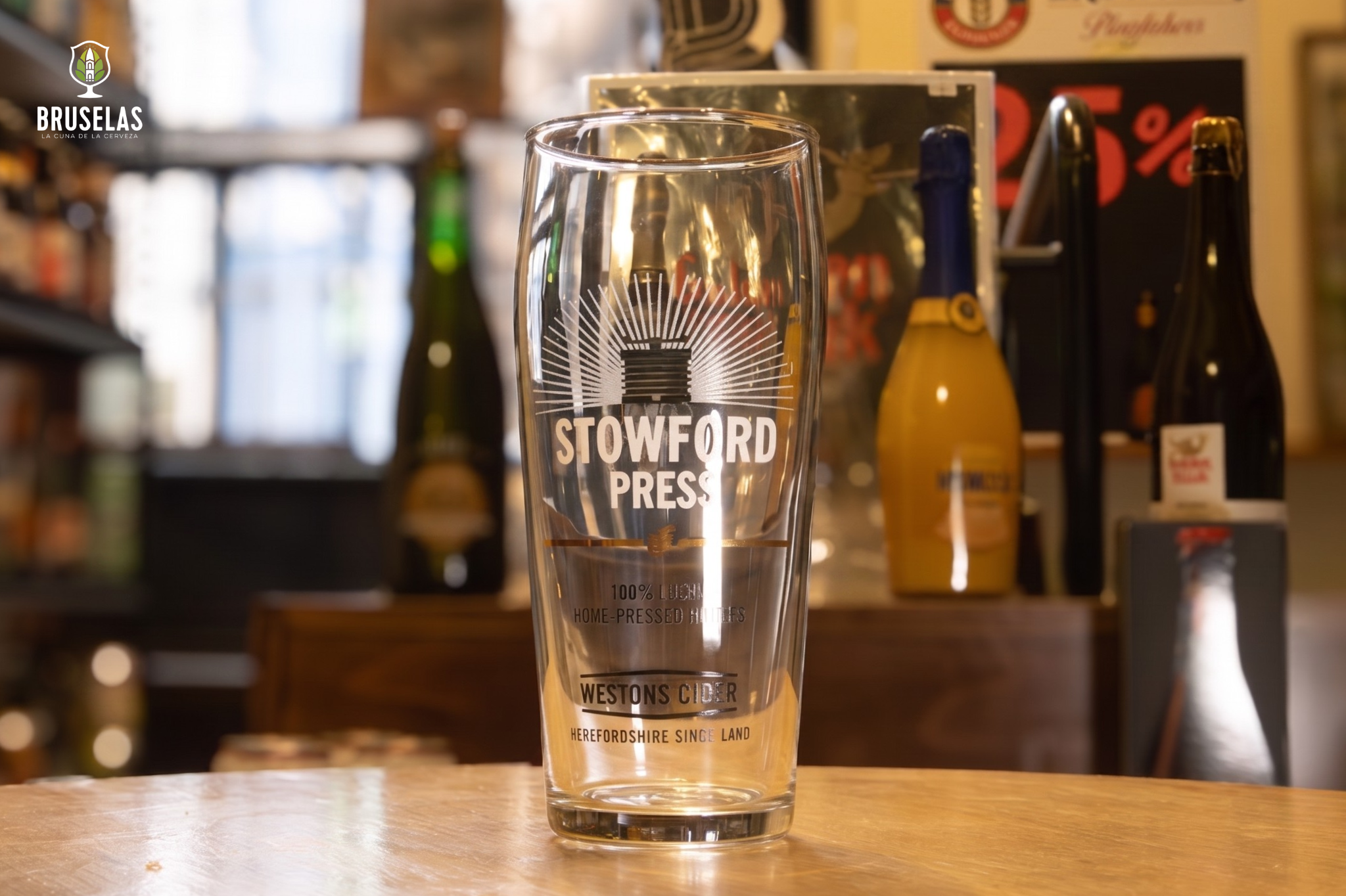 Vaso oficial Stowford Press estilo pub clásico con capacidad de 500 ml (pinta europea).
Muestra el logotipo de la prensa tradicional y la promesa de manzanas 100% prensadas en casa.