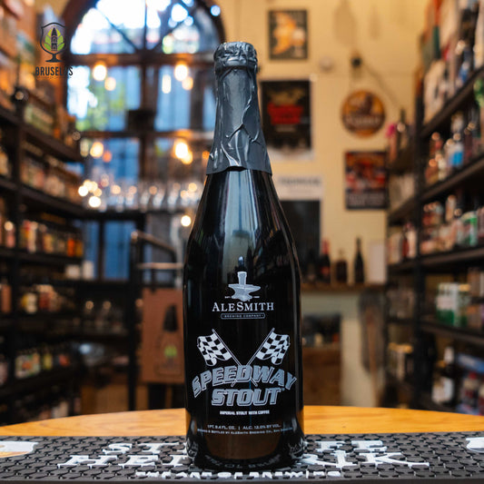 Botella de AleSmith Speedway Stout, una Imperial Stout con café de 12% ABV, con un diseño oscuro y elegante. Perfecta para maridar con postres de chocolate, carnes ahumadas y quesos azules.