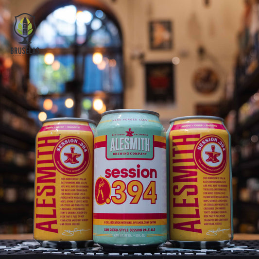 Lata de AleSmith Session .394, una Session Pale Ale de AleSmith Brewing Company, inspirada en Tony Gwynn. Con un ABV de 4.9%, presenta aromas de cítricos y piña, con un sabor ligero y refrescante. Ideal para maridar con ceviche, ensaladas frescas y tacos de pescado. Diseño pensado para una experiencia fácil de beber, perfecta para días cálidos.