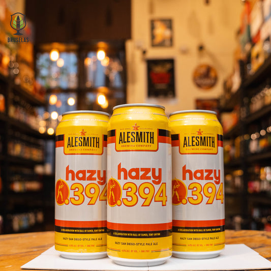 Lata de AleSmith Hazy .394, una Hazy IPA de AleSmith Brewing Company, creada en honor a Tony Gwynn. Con un ABV de aproximadamente 6%, ofrece aromas intensos de frutas tropicales y cítricos. Sabor jugoso y suave con un amargor equilibrado. Ideal para maridar con mariscos, ensaladas frescas y pizza de vegetales. Presentación en lata que refleja el estilo moderno y turbio de esta IPA.