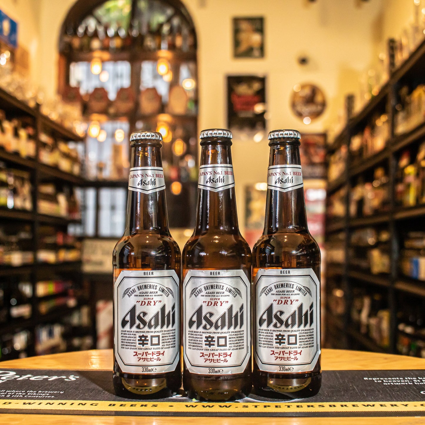 Botella de Asahi Super Dry, una Japanese Rice Lager de Asahi Breweries, Japón. La etiqueta tiene un diseño clásico y elegante. Con un ABV de 5%, presenta aromas sutiles de grano, lúpulo fresco y un toque de arroz. Su sabor es limpio y crujiente, con un amargor moderado y un final seco. Ideal para maridar con sushi, tempura, mariscos y platos ligeros. Una cerveza refrescante y equilibrada, perfecta para acompañar la cocina asiática.