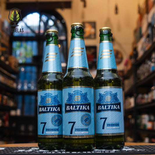 Botella de Baltika 7 Export, una Premium Lager de Baltika Brewery, Rusia. Con un ABV de 5.4%, presenta un color dorado brillante y una espuma blanca y densa. Ofrece aromas de grano, malta fresca y un toque herbal de lúpulo. Su sabor es suave y equilibrado, con un ligero amargor y un final limpio y refrescante. Ideal para maridar con ensaladas, pescados, mariscos o disfrutarla sola en cualquier ocasión. Una cerveza de alta calidad y carácter distintivo.