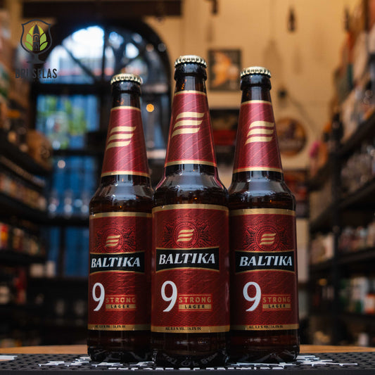  Botella de Baltika 9 Strong Lager de 500 ml. La etiqueta presenta un diseño en tonos rojos y dorados, con el número "9" destacado en el centro. Ideal para acompañar platos a la parrilla y quesos fuertes.