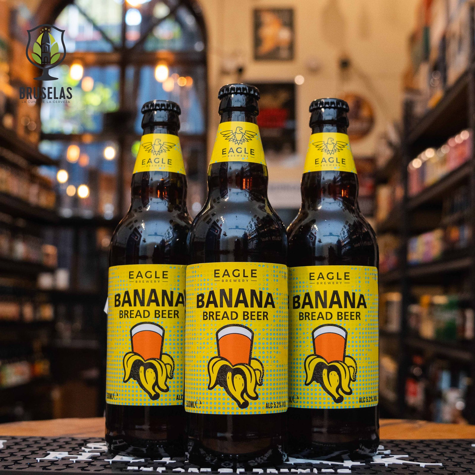Botella de Banana Bread Beer de Eagle Brewery. La etiqueta presenta un diseño con tonos amarillos y marrones, destacando la imagen de un plátano y el nombre 