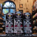 Lata de Belching Beaver Deftones Phantom Bride IPA, una India Pale Ale de 7.1% ABV en colaboración con la banda Deftones. La etiqueta negra y plateada presenta un cráneo artístico rodeado de rosas rojas, evocando un estilo rockero. Con lúpulos Mosaic, Simcoe, Amarillo y Citra, ofrece sabores a mango, guayaba y cítricos, con un amargor equilibrado. Ideal para acompañar carnes a la parrilla y quesos curados.