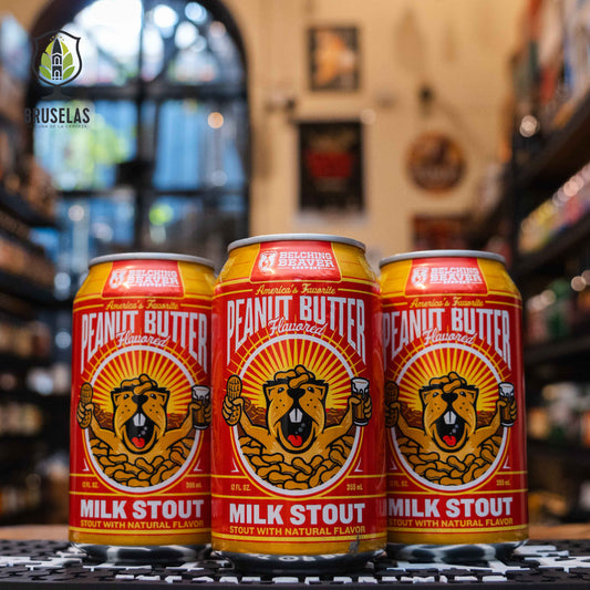 Lata de Belching Beaver Peanut Butter Milk Stout, una milk stout de Belching Beaver Brewery con sabor a crema de cacahuate. La etiqueta roja y amarilla muestra un castor caricaturesco sosteniendo un cacahuate y un vaso de cerveza. Con un ABV de 5.3%, ofrece sabores de chocolate, cacahuate y malta tostada. Ideal para acompañar postres de chocolate y quesos maduros. Diseño vibrante y divertido que destaca su perfil dulce y cremoso.