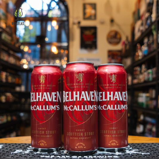 Latas de Belhaven McCallum’s Scottish Stout, una Sweet Stout escocesa de 4.1% ABV, con un diseño rojo vibrante. Suave y cremosa gracias a su sistema Nitro, perfecta para maridar con postres de chocolate y carnes asadas.