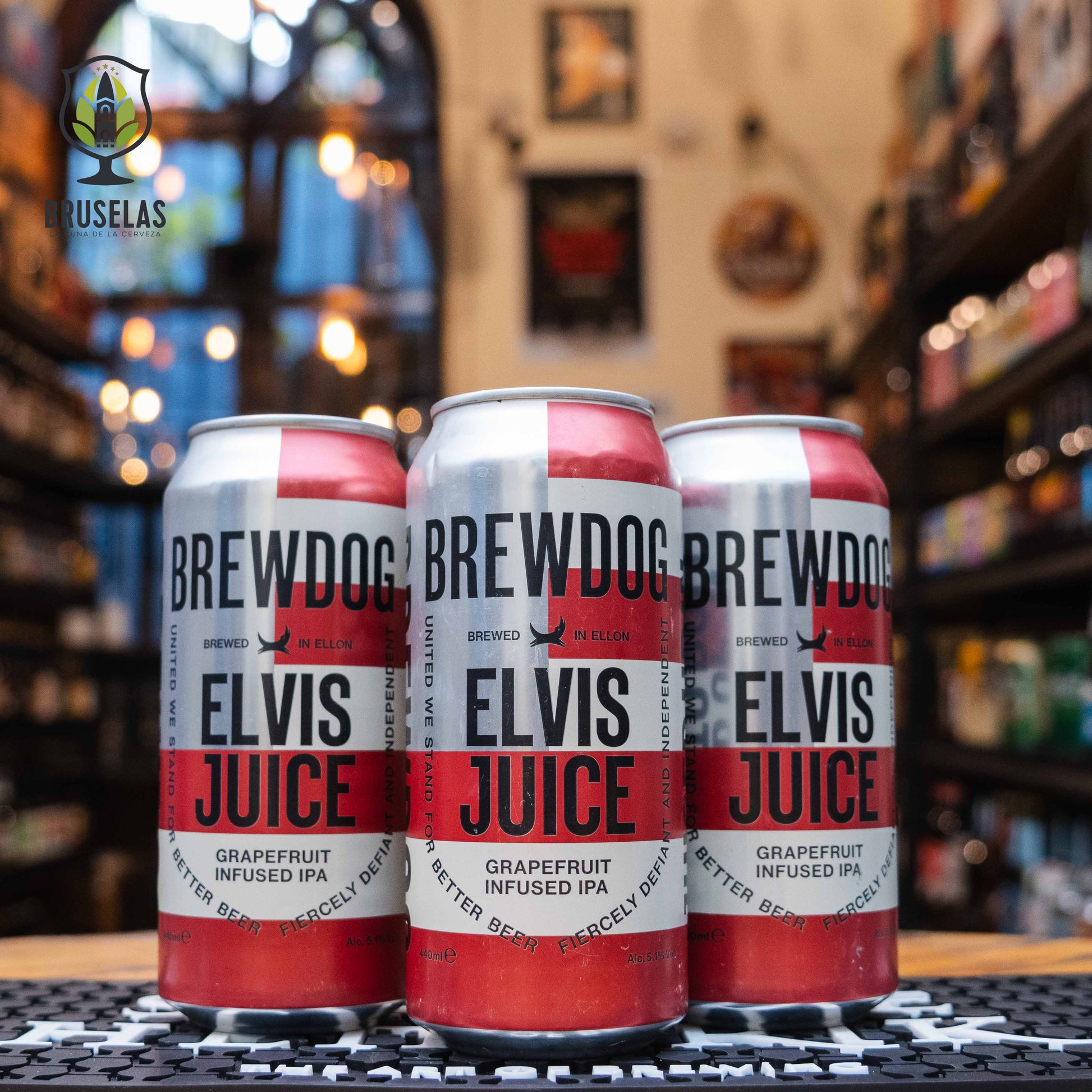 Lata de BrewDog Elvis Juice, una American IPA infundida con toronja, elaborada por BrewDog en Ellon. La lata es plateada con franjas rojas y el nombre destacado en negro. ABV de 5.1%, con un sabor cítrico intenso, predominando la toronja, naranja y pino, equilibrado con malta caramelo. Ideal para maridar con postres cítricos, ensaladas frescas y carnes a la parrilla. El diseño refleja un estilo moderno y atrevido.