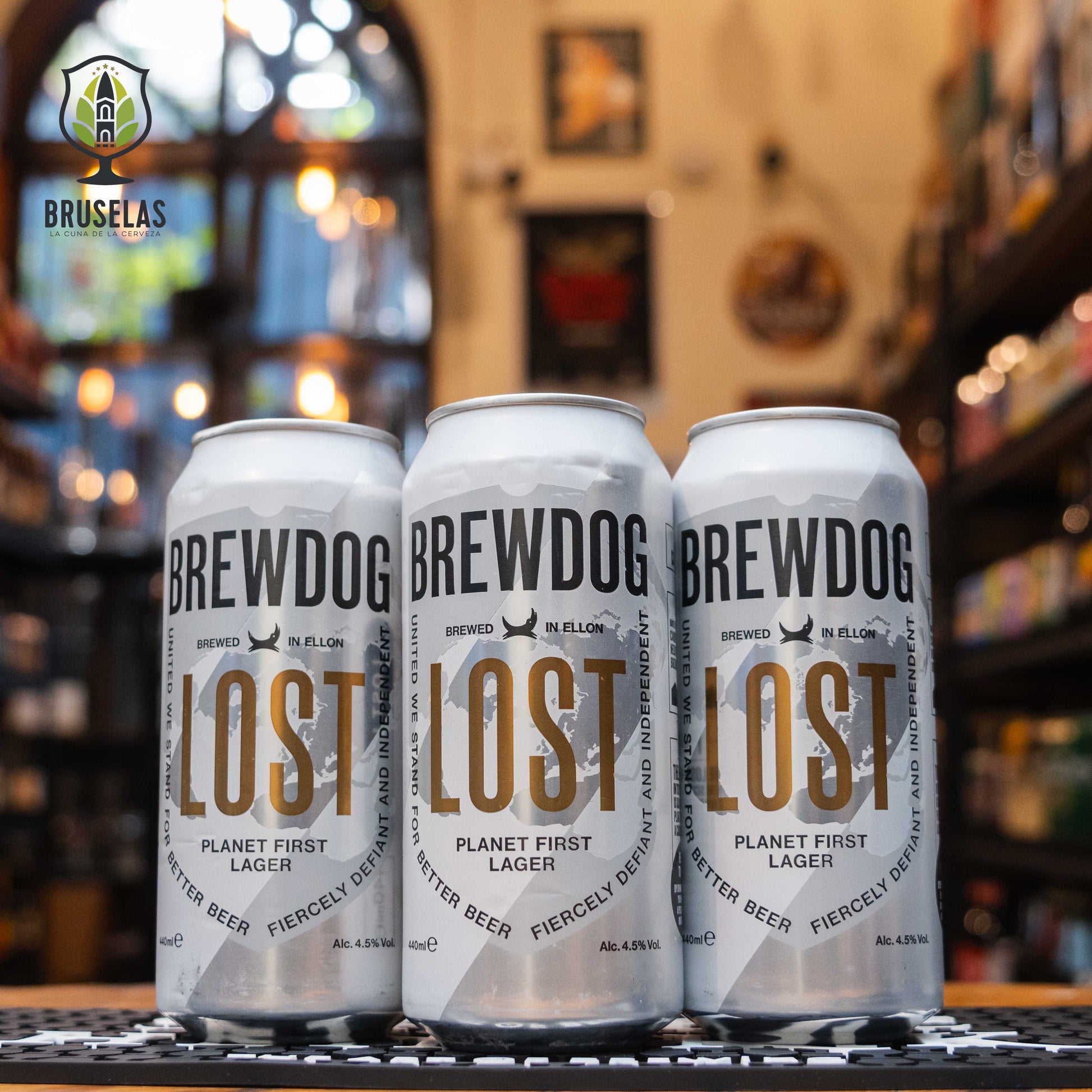 Lata de BrewDog Lost Lager, una lager pilsner de BrewDog elaborada en Ellon. La lata es blanca con letras negras y doradas. ABV de 4.5%, con un perfil de sabor limpio, crujiente y con un toque herbal y floral. Ideal para acompañar ensaladas, pescados y mariscos. El diseño minimalista de la lata refleja la frescura y ligereza de esta cerveza pilsner.