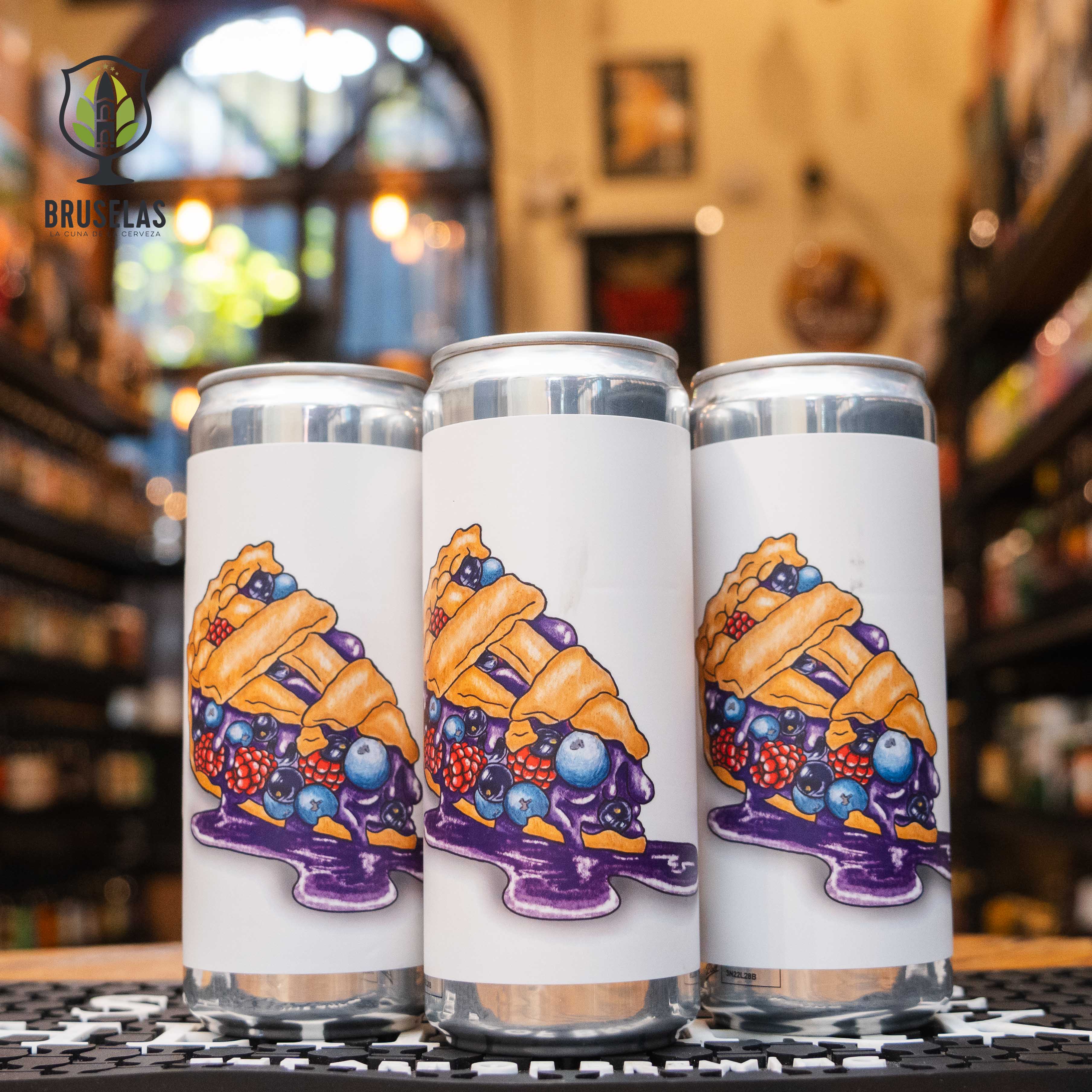 La Brewski Triple Berry Pie es una cerveza artesanal estilo Berliner Weisse, creada por la cervecería sueca Brewski. Con un 6% ABV, esta sour destaca por su explosión de sabores a frutas del bosque, como arándanos, frambuesas y moras, que evocan el perfil de un delicioso pastel de bayas. Su cuerpo es cremoso y su acidez equilibrada, haciendo de esta cerveza una experiencia afrutada, refrescante y perfecta para quienes buscan una sour innovadora. 
