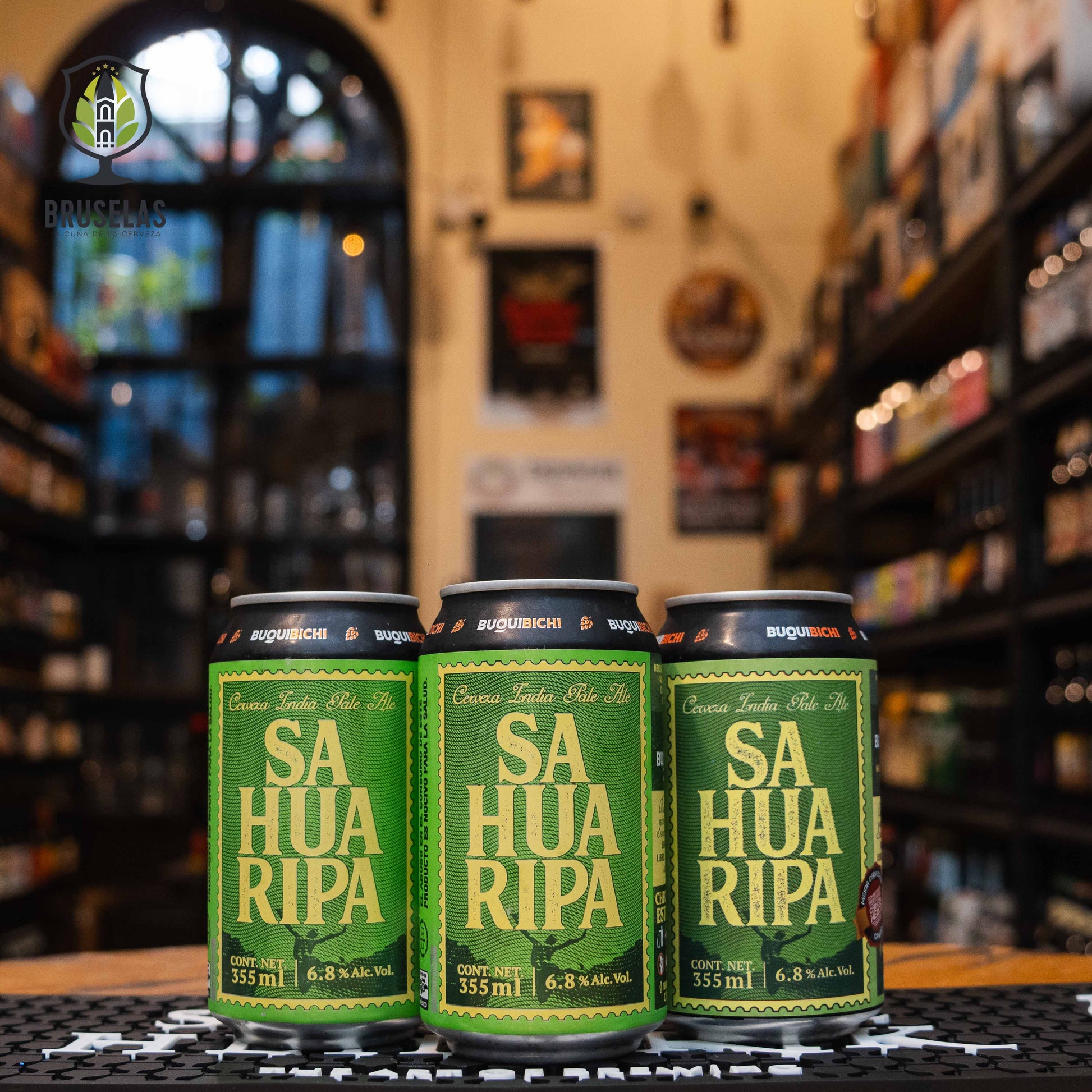 Lata de SahuarIPA, una American IPA de Buqui Bichi Brewing, elaborada en Hermosillo, Sonora. La etiqueta verde presenta el nombre en letras grandes y el ABV de 6.8%. Ofrece aromas de cítricos, durazno y lúpulo, con un sabor fresco y amargor equilibrado. Ideal para acompañar tacos de carne asada y platillos especiados. Diseño inspirado en el desierto.