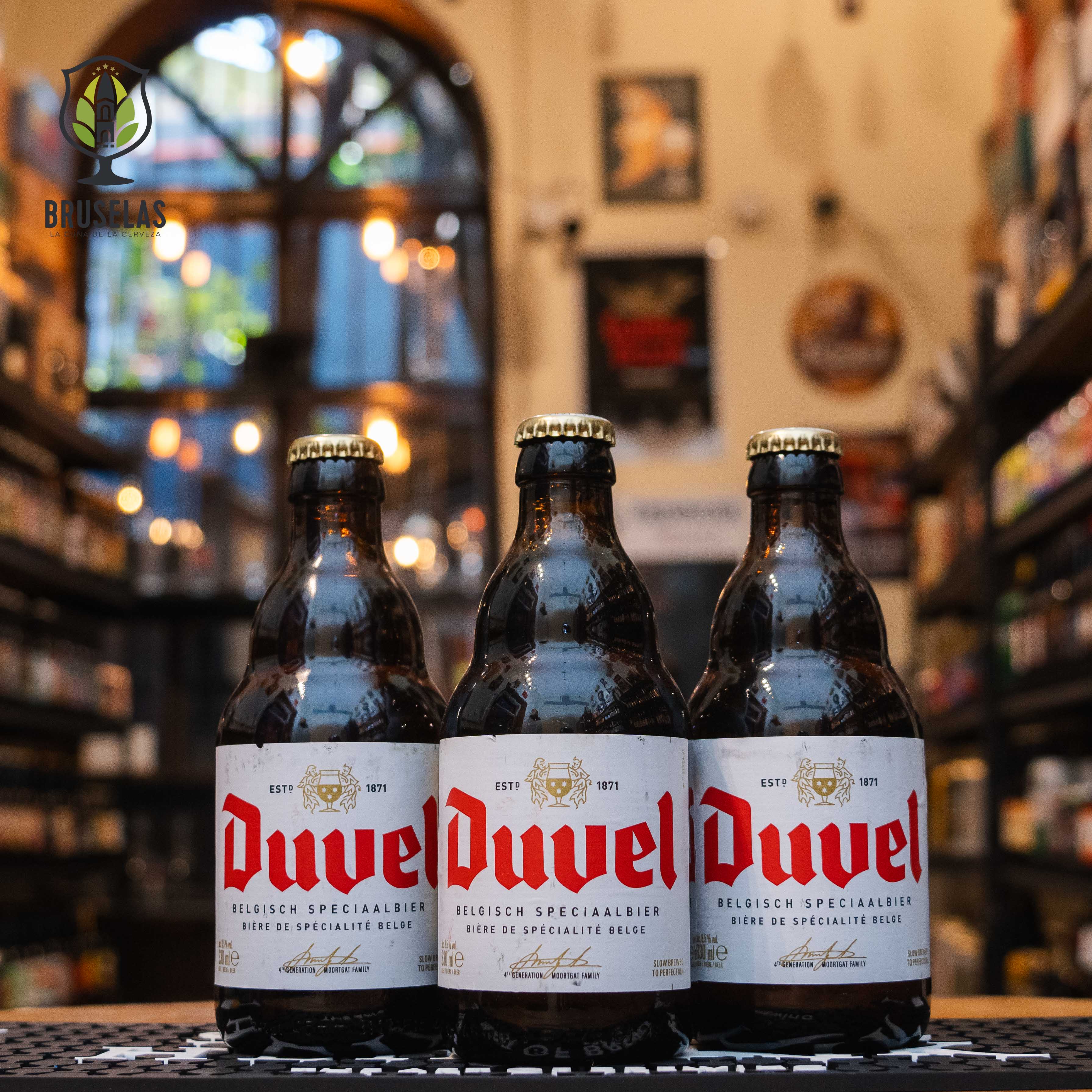 Botella de cerveza Duvel, una Belgian Strong Ale icónica elaborada por Duvel Moortgat. Con un ABV de 8.5%.