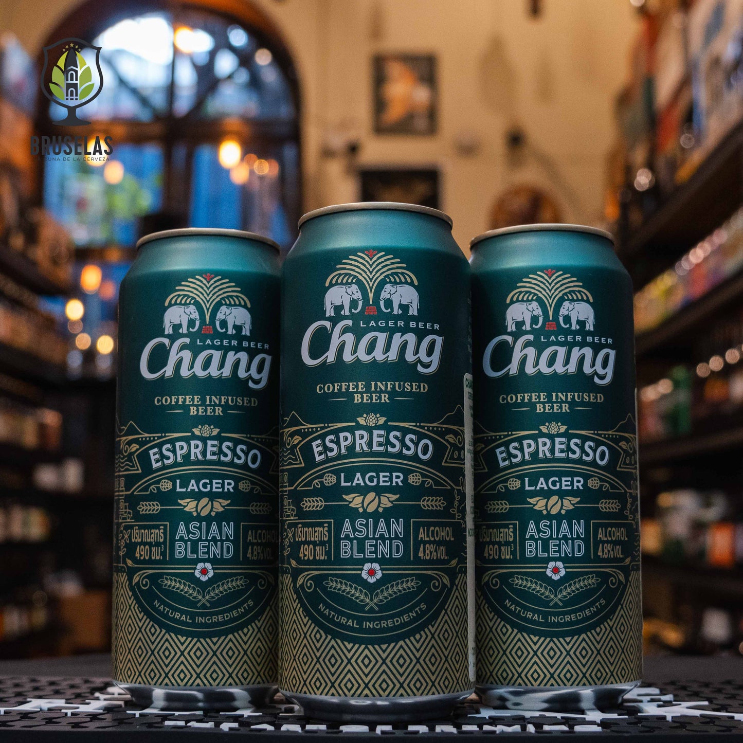 Chang Espresso Lager, una lager con infusión de café de Chang Beer, Tailandia. Lata verde oscuro con detalles dorados, emblema de dos elefantes y texto ‘Espresso Lager’ y ‘Asian Blend’. ABV de 4.8% y sabor a café espresso, caramelo y nueces tostadas, con final suave. Ideal para postres de chocolate y carnes a la parrilla. Diseño elegante que evoca tradición asiática.