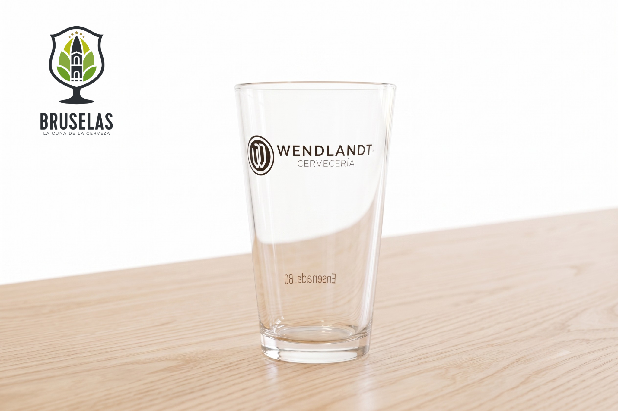 Vaso oficial de Cervecería Wendlandt estilo Shaker Pint con capacidad de 355 ml.
Muestra el inconfundible logotipo de la marca junto a su lugar de origen, Ensenada.