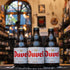 Botella de Duvel, una Belgian Strong Ale icónica elaborada por Duvel Moortgat. Con un ABV de 8.5%, esta cerveza destaca por su complejidad y equilibrio. Sus aromas incluyen notas frescas de frutas como manzana verde y pera, con un toque especiado de clavo. En boca, ofrece un balance entre dulzor de malta y amargor, con una alta carbonatación que le aporta una textura espumosa y vivaz. Ideal para maridar con mariscos, pescado, quesos semimaduros y carnes blancas asadas. Presentación en botella de 330 ml.