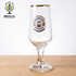 Copa oficial Flensburger Pilsener de estilo Pokal con tallo y capacidad de 300 ml.
Fabricada por Ritzenhoff, destaca por su inconfundible logotipo a todo color y un elegante borde dorado.