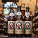 Botella de Franziskaner Weissbier, una Hefe-Weissbier de la cervecería Spaten-Franziskaner-Bräu GmbH, elaborada en Múnich, Alemania. La etiqueta presenta al icónico monje Franziskaner sobre un fondo dorado, con detalles en crema y dorado. Con un ABV de 5.0%, esta cerveza ofrece aromas frutales de plátano, manzana y un toque de clavo. En boca, es refrescante y equilibrada entre dulzor y acidez, con un final suave. Ideal para maridar con ensaladas, pescados o quesos suaves.