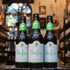 Botella de Goose Island Sofie, una Belgian Farmhouse Ale (Saison) de Goose Island Beer Co. La etiqueta presenta un diseño elegante con detalles en tonos claros que reflejan su carácter fresco. Con un ABV de 6.5%, ofrece aromas cítricos, especias y un toque de vainilla. Su sabor es refrescante, con una ligera acidez y notas especiadas. Ideal para maridar con mariscos, ensaladas y quesos suaves. Perfecta para quienes buscan una cerveza sofisticada y compleja.