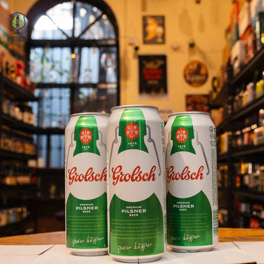 Grolsch Pilsner, una lager de Países Bajos con 5% ABV. De color dorado claro y espuma blanca persistente, su sabor es equilibrado con un toque de malta y un amargor ligero. Es refrescante y fácil de beber, ideal para acompañar comidas ligeras como ensaladas, mariscos, pescados o pollo. Perfecta para disfrutar en cualquier ocasión.