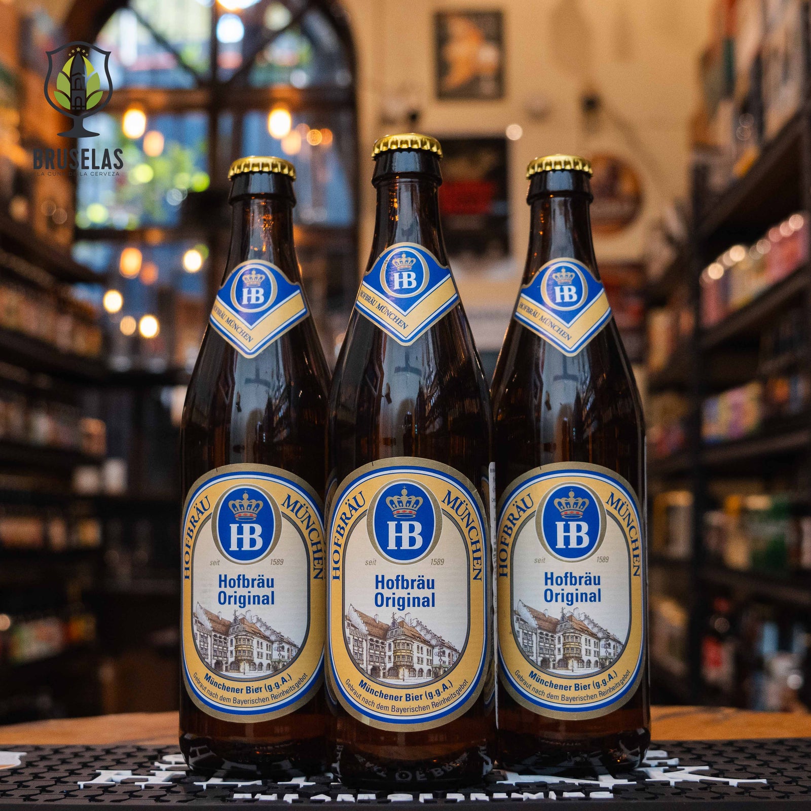 Hofbräu Original es una Munich Helles Lager clásica de Hofbräuhaus München, con un ABV de 5.1%. Tiene un color dorado brillante y espuma cremosa, con aromas a malta, pan y caramelo. Su sabor es equilibrado, con dulzura suave y un final ligeramente seco. Ideal para maridar con quesos suaves, ensaladas y pescados al vapor. Perfecta para los amantes de las cervezas refrescantes.
