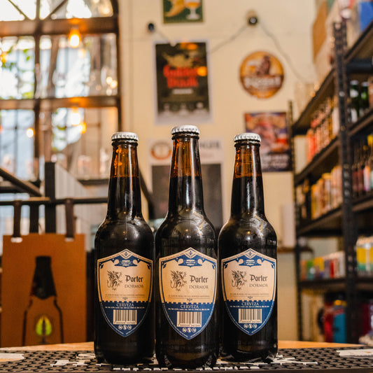 La Imperial Porter de Cervecería Imperial, en San Luis Potosí, es una Brown Porter con un ABV de 5.5%. Su cuerpo medio ofrece un perfil de sabor tostado con notas de café, tabaco y nueces. El balance entre dulzor y amargor la hace suave pero satisfactoria. Ideal para acompañar mariscos como almejas o postres a base de chocolate, resaltando sus matices tostados.