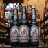 Botella de Kapuziner Schwarzbier, una cerveza oscura estilo Schwarzbier de la cervecería alemana Kapuziner. Con un ABV de 5.4%, presenta un color marrón profundo y espuma cremosa beige. Destacan sus aromas a malta tostada, caramelo y café. Su sabor es complejo, con un suave amargor y un final especiado. Ideal para maridar con carnes asadas, platos de caza o postres de chocolate como brownies.