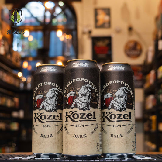 Lata de Kozel Dark, una Dark Lager checa de la cervecería Velkopopovický Kozel. Con un ABV de 3.8%, presenta un color caoba profundo y espuma cremosa. Ofrece aromas de malta tostada, caramelo y un toque de café. Su sabor es dulce y suave, con un ligero amargor y un final limpio. Ideal para maridar con carnes asadas, quesos maduros y postres de chocolate. Su diseño refleja tradición y suavidad.