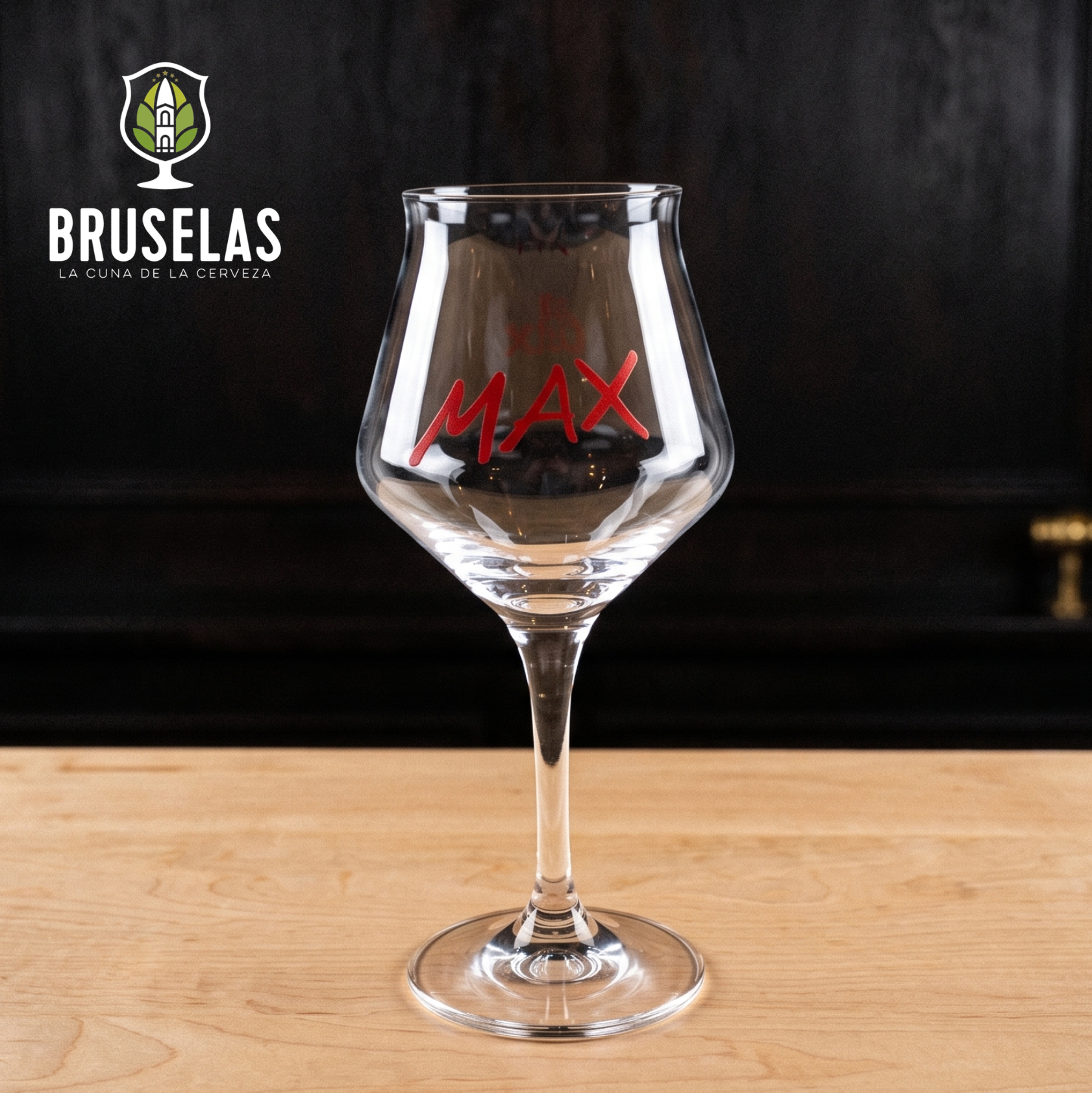 Copa oficial Kriek Max de diseño tulipa angular con tallo y capacidad de 250 ml.
Diseñada por Omer Vander Ghinste con certificación europea, luce el inconfundible logotipo rojo de "MAX".