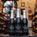 Botella de Lindemans Faro, una cerveza belga estilo Lambic elaborada por Brouwerij Lindemans. Con un ABV de 4.5%, presenta un color ámbar claro y espuma ligera. Ofrece aromas dulces con toques de azúcar caramelizado y frutas. Su sabor es dulce al inicio, seguido de una acidez refrescante con notas de manzana y pera. Ideal para maridar con quesos suaves, tarta de manzana y platos ligeramente especiados.
