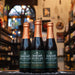 Botella de Lindemans Gueuze, una Gueuze belga de Brouwerij Lindemans. Con un ABV de 5.0%, presenta un color rubio dorado y aromas frescos y afrutados. Su sabor combina dulzura inicial con un acabado seco y ligeramente ácido, con notas que recuerdan al champán y ruibarbo. Ideal para maridar con pescados, mariscos y quesos suaves. El diseño refleja su carácter elegante y refrescante.