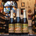 Botella de Lindemans Pecheresse, una Fruit Lambic belga de Brouwerij Lindemans. Con un ABV de 2.5%, está elaborada con jugo de durazno. Ofrece aromas de durazno maduro y un toque de acidez. Su sabor es dulce y ligeramente ácido, equilibrando el durazno con la acidez del lambic, con un final refrescante. Ideal para maridar con postres ligeros, ensaladas de frutas o como aperitivo refrescante.