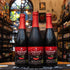 Botella de Lindemans Kriek, una cerveza estilo Fruit Lambic elaborada por Brouwerij Lindemans en Bélgica. La etiqueta roja y negra presenta cerezas en el centro y el logotipo de la cervecería. Con un ABV de 3.5%, ofrece un perfil de sabor dulce y ligeramente ácido, con notas a cereza y un toque de almendra. Ideal para acompañar postres frutales y quesos suaves. Presentación en botella de 750 ml.