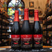 Botella de Lindemans Kriek, una cerveza estilo Fruit Lambic elaborada por Brouwerij Lindemans en Bélgica. La etiqueta roja y negra presenta cerezas en el centro y el logotipo de la cervecería. Con un ABV de 3.5%, ofrece un perfil de sabor dulce y ligeramente ácido, con notas a cereza y un toque de almendra. Ideal para acompañar postres frutales y quesos suaves. Presentación en botella de 750 ml.