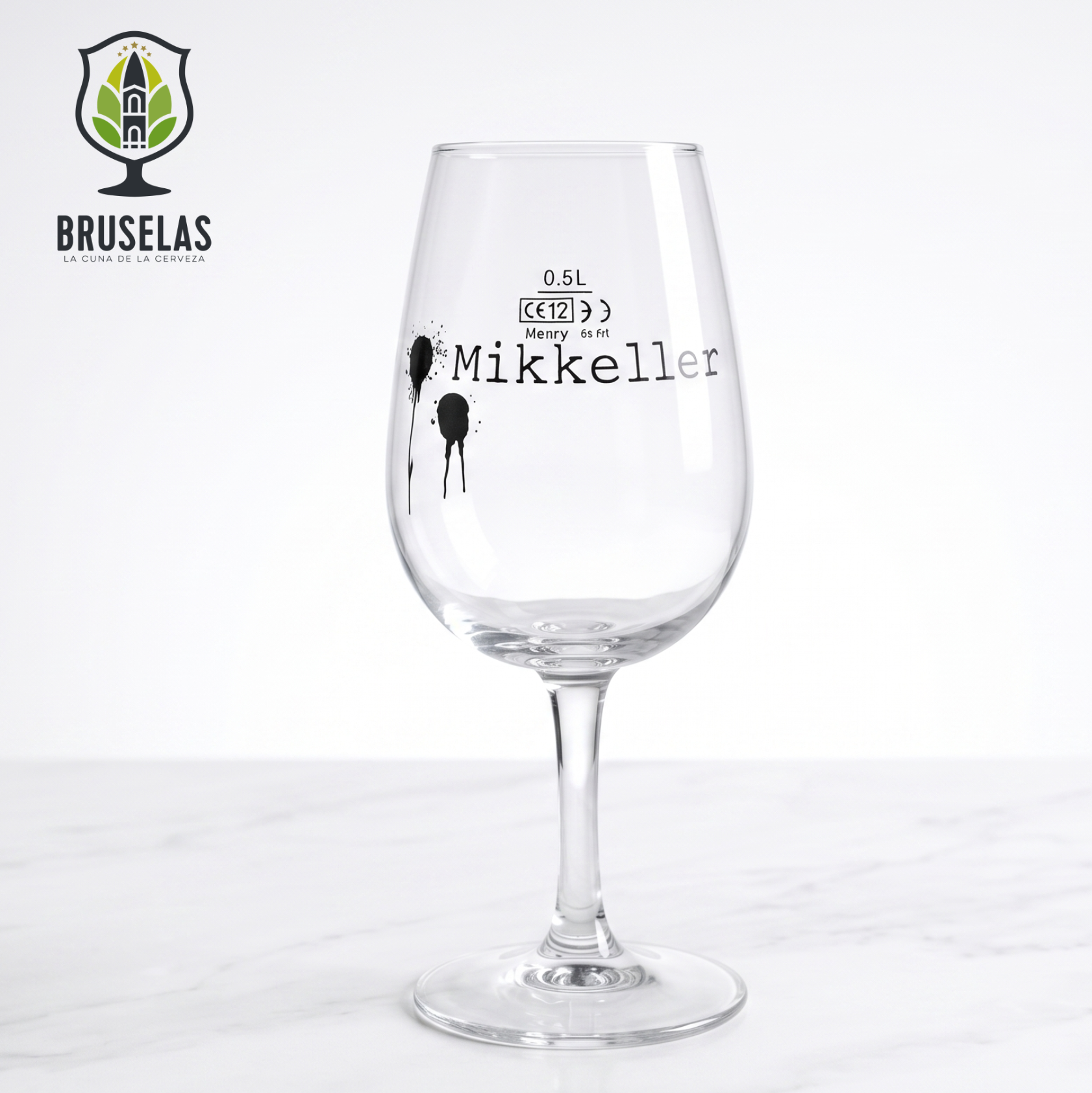 Copa de degustación oficial Mikkeller con tallo y capacidad de 200 ml.
Fabricada por Durobor con certificación europea, luce el distintivo logotipo con diseño de "tinta escurriendo".