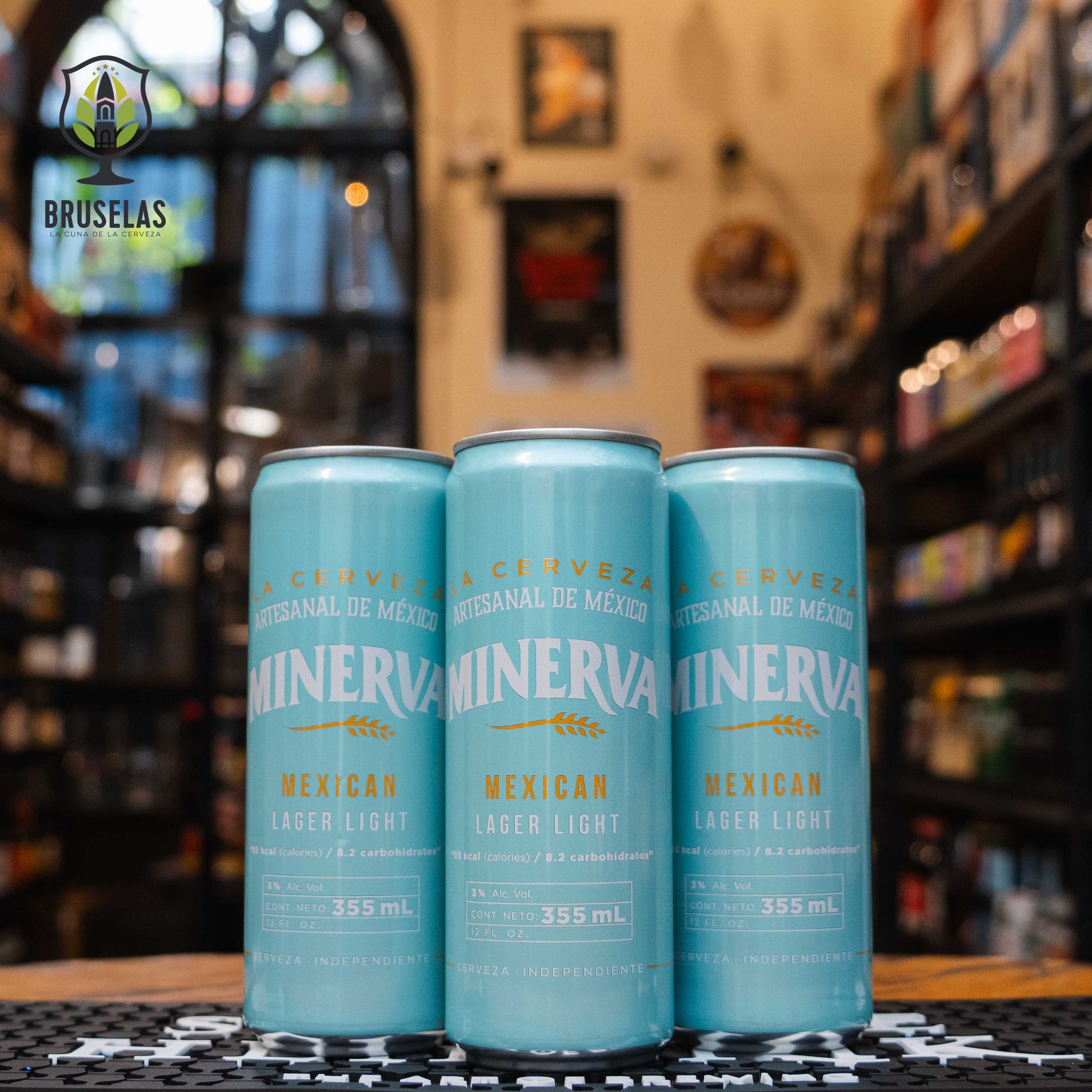 Minerva Lager Light, una American Light Lager de Cervecería Minerva con un 3.5% de alcohol. Esta cerveza es ligera y refrescante, con notas suaves de malta y un toque cítrico. Ideal para quienes buscan una opción baja en calorías sin sacrificar sabor. Perfecta para acompañar ensaladas frescas, pescados a la parrilla o carnes blancas como pollo y cerdo.