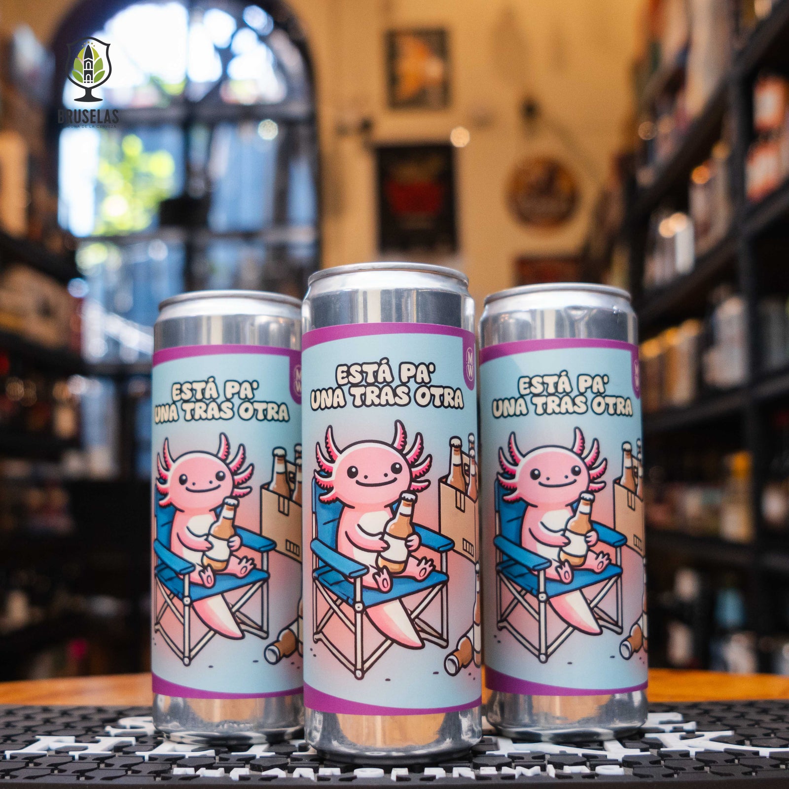 Lata de 355 ml de Monkey Waves ‘Está Pa’ Una Tras Otra’, lager mexicana dorada de 4.5 % ABV, con diseño vibrante y fondo claro que transmite frescura y ligereza.