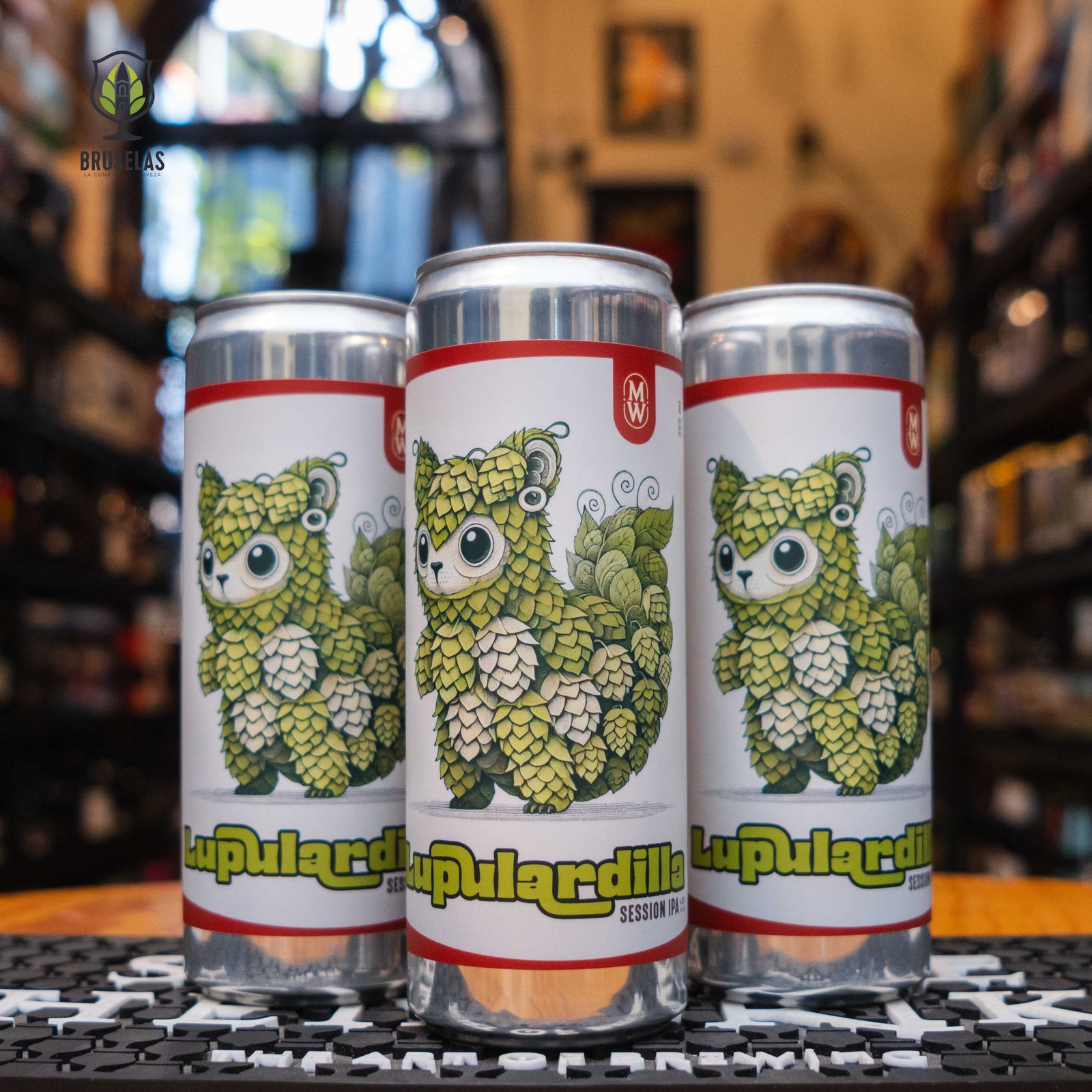 Latas de Monkey Waves Lupulardilla, Session IPA de 4.5% ABV con diseño colorido que muestra a un tierno personaje cubierto de lúpulos. Una cerveza ligera, divertida y llena de frescura.