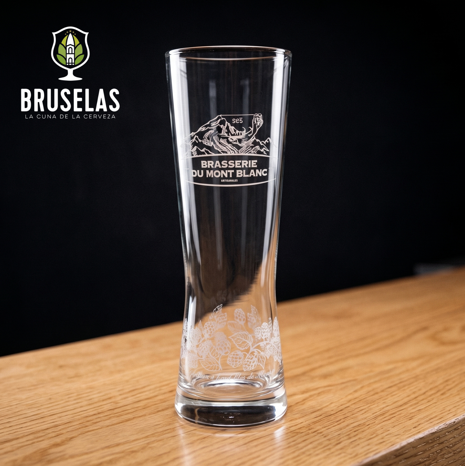 Vaso oficial Brasserie du Mont Blanc de perfil alto con certificación europea y capacidad de 250 ml.
Destaca por sus detalladas ilustraciones de lúpulo en la base y un sofisticado borde plateado.