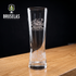 Vaso oficial Brasserie du Mont Blanc de perfil alto con certificación europea y capacidad de 250 ml.
Destaca por sus detalladas ilustraciones de lúpulo en la base y un sofisticado borde plateado.