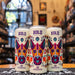 Botella de Morenos Xolo, una India Pale Ale de Morenos. La etiqueta presenta un diseño moderno con colores vibrantes. Con 6.3% ABV, ofrece aromas de naranja, toronja y mango verde. Ideal para maridar con platos picantes, carnes a la parrilla y quesos fuertes.​