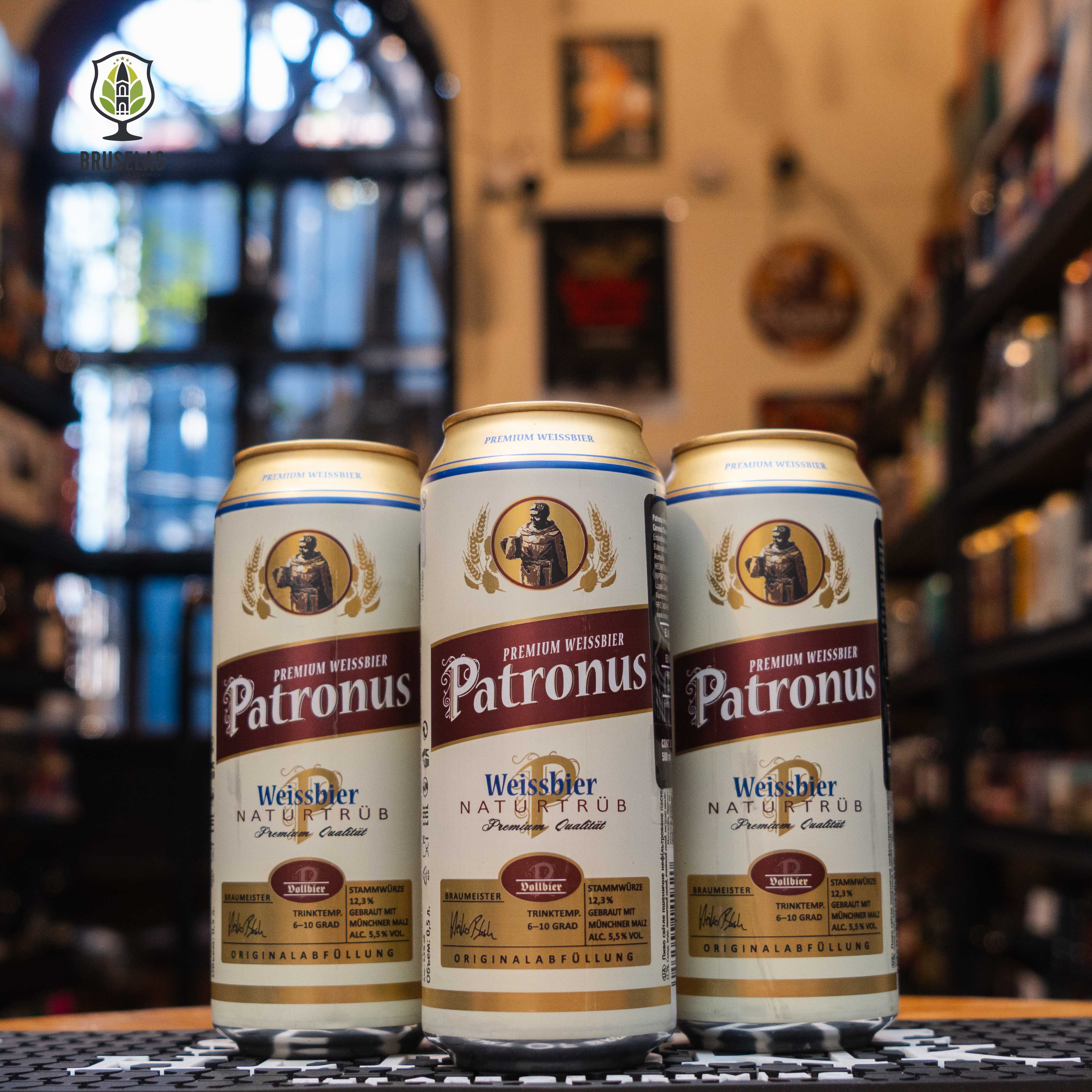  Patronus Weissbier Naturtrüb con diseño clásico en crema y dorado. Cerveza de trigo sin filtrar estilo Hefeweizen, con 5.5% ABV, reconocida por su espuma densa, aroma especiado y sabor suave con notas de plátano y clavo. Ideal para maridar con comida alemana.
